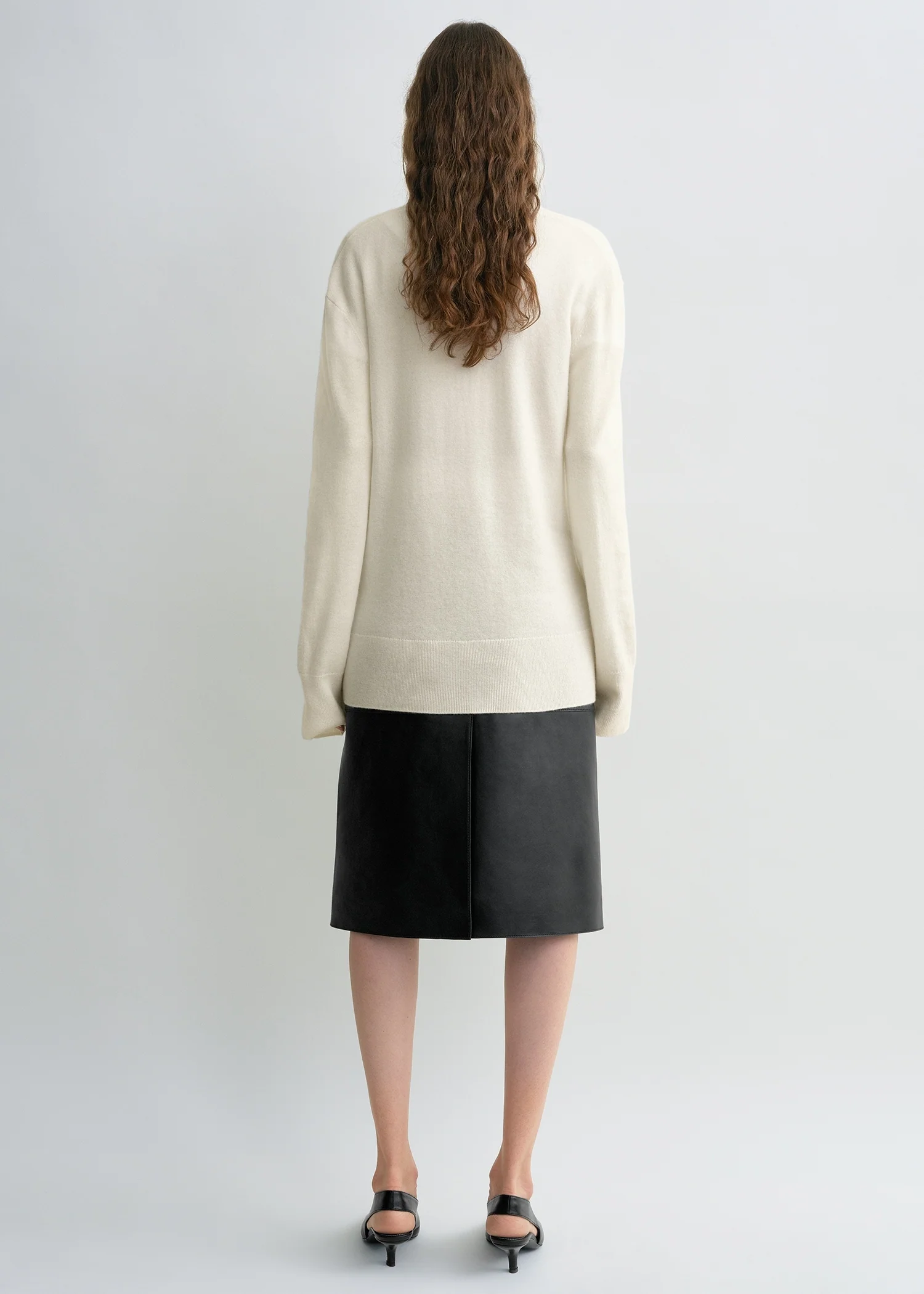 Cashmere v-neck knit ecru - Image 3