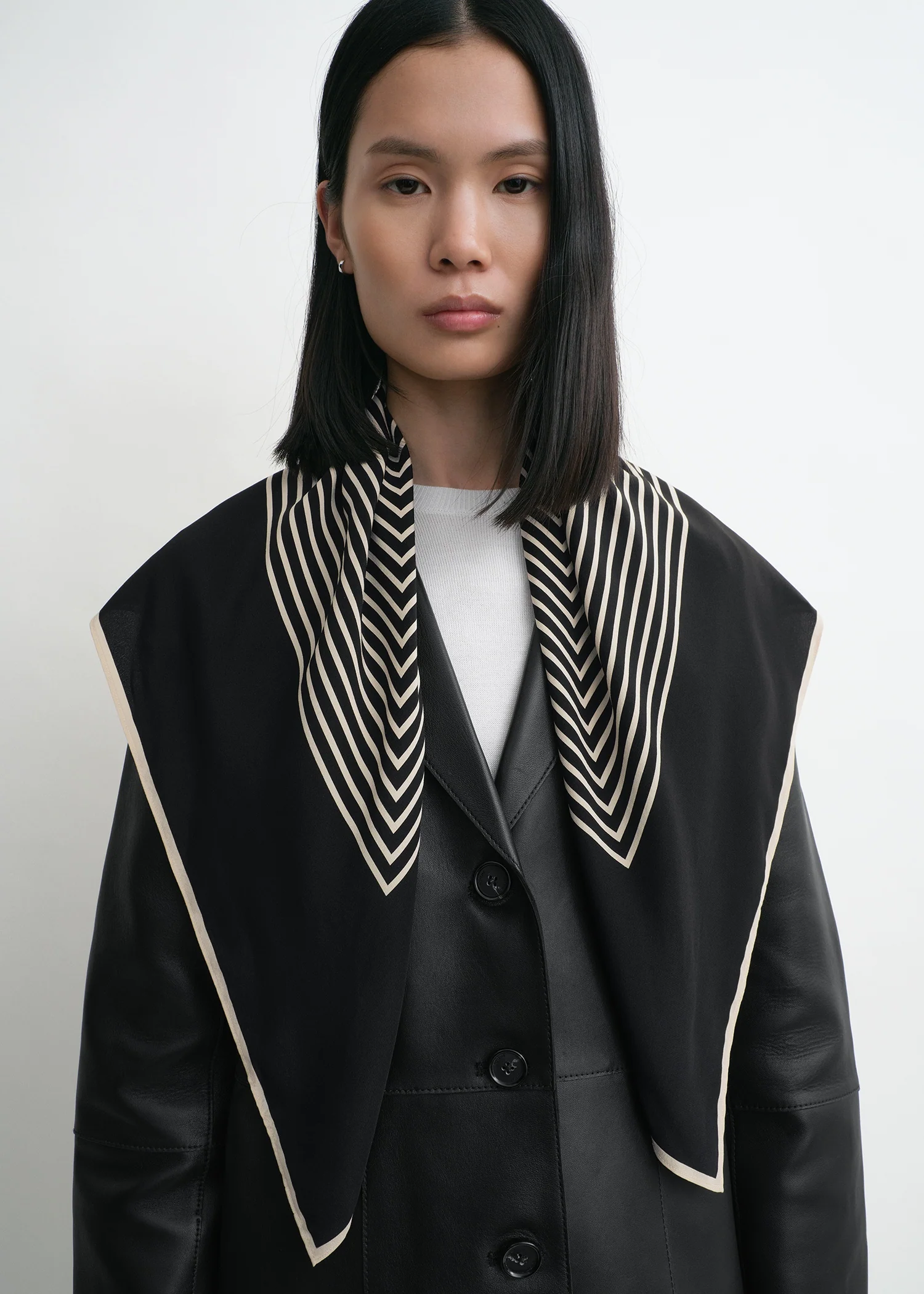 Centered monogram silk scarf black - Image 3